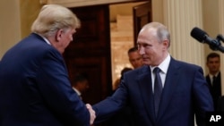 Presiden AS Donald Trump (kiri) dan Presiden Rusia Vladimir Putin (kanan), berjabat tangan seusai konferensi pers bersama di Istana Kepresidenan di Helsinki, Finlandia, Senin, 16 Juli 2018.