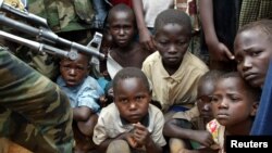 Un soldat armé du groupe rebelle UPC du Congo (Union des patriotes congolais) monte la garde lors d'un rassemblement organisé par le chef rebelle Thomas Lubanga au village de Barrière en République démocratique du Congo, le 5 juin 2003.