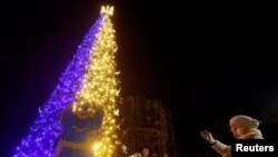 19일 러시아의 공습으로 정전이 발생한 우크라이나 크이우 소피아 광장에 크리스마스 트리가 세워졌다.