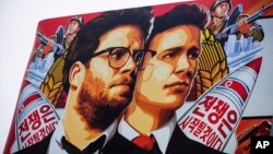 Spanduk Film "The Interview" dipasang di Bisokop Arclight di Hollywood, California (17/12).