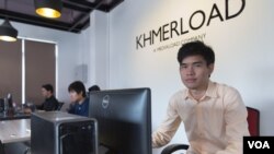 លោក​ អ៊ិន វិចិត្រ ​នាយក​ប្រតិបត្តិ​នៃ​គេហទំព័រ​ខ្មែរឡូត​និងហាងលក់ខោអាវអ៊នឡាញ​ Little Fashion​ អង្គុយក្នុងការិយាល័យរបស់លោក​ក្នុងទីក្រុងភ្នំពេញ​នាថ្ងៃទី២៤​ ខែមីនា ឆ្នាំ២០១៧។ ​(នៅ វណ្ណារិន/VOA)​