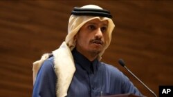 Perdana Menteri sekaligus Menteri Luar Negeri Qatar, Mohammed Bin Abdulrahman Al Thani, berbicara dalam konferensi pers di Doha, Qatar, pada 6 Februari 2024. (Foto: AP/Mark Schiefelbein)