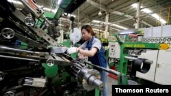 중국 허베이성 싱타이시의 톈진 완다 타이어 공장 생산 라인에서 한 여성 근로자가 작업하고 있다. (자료사진)