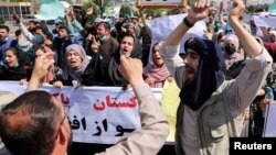 បាតុករ​អាហ្វហ្គានីស្ថាន​ស្រែក​ពាក្យស្លោក​ក្នុងពេល​តវ៉ា​ប្រឆាំង​នឹង​ប៉ាគីស្ថាន​នៅ​ជិត​ស្ថានទូត​ប៉ាគីស្ថាន​ក្នុង​ទីក្រុង​កាប៊ុល ប្រទេស​អាហ្វហ្គានីស្ថាន នៅ​ថ្ងៃទី៧ ខែកញ្ញា ឆ្នាំ ២០២១។