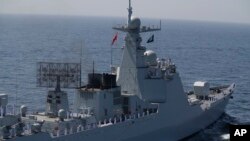  ایک چینی بحری جنگی جہاز کراچی کے قریب بحیرہ عرب میں ایک کثیر قومی مشق میں حسہ لے رہا ہے ، فوٹو اے پی 13 فروری 2023