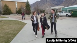 និស្សិត​បរទេស​នាំ​គ្នា​ដើរ​នៅក្នុង​បរិវេណ​សាកលវិទ្យាល័យ Brigham Young ក្នុង​ក្រុង Provo រដ្ឋ Utah។