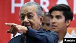 Perdana Menteri Malaysia Mahathir Mohamad menghadiri konferensi pers di Menara Yayasan Selangor, Petaling Jaya, Malaysia, 12 Mei 2018.