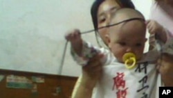 李成英的妹妹李成霞抱着李成英的孩子