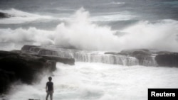 Gelombang tinggi yang disebabkan oleh badai tropis Nanmadol terlihat di Pantai Senjojiki, Kota Shirahama, Prefektur Wakayama, Jepang. (Foto: Kyodo via Reuters)