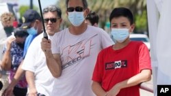 미국 플로리다주 노스마이애미 신종 코로나바이러스 감염증 검사 시설 앞에서 주민들이 차례를 기다리고 있다. (자료사진)