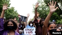 “ዘረኝነት ይገድላል” የሚል መፈክር ያነገቡ “የጥቁሮች ህይወት ዋጋ አለው” ለሚለው ተቃውሞ በጀርመን በርሊን እኤአ ጁላይ 2/ 2021 