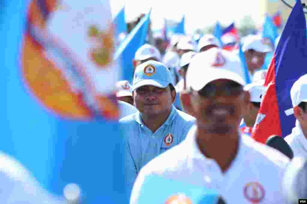 ក្រុមអ្នកគាំទ្រ​ គណបក្ស​ប្រជាជន​កម្ពុជា​ នៅក្នុង​ការដង្ហែក្បួន​ឃោសនា​ថ្ងៃ​​ចុងក្រោយ​​ ក្នុង​រាជធានី​ភ្នំពេញ​ ថ្ងៃទី២ ​ខែ​មិថុនា​ ឆ្នាំ​២០១៧។ (ហ៊ាន សុជាតា/VOA)