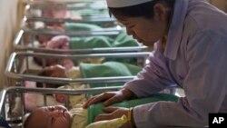 지난해 2월 북한 평양의 한 산부인과 병원에서 간호사가 신생아들을 돌보고 있다. (자료사진)