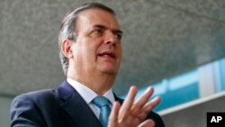 Menlu Meksiko Marcelo Ebrard berbicara kepada media ketika meninggalkan Deplu AS usai perungingan tarif AS-Meksiko, Kamis (6/6). 
