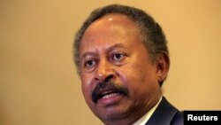 Perdana Menteri baru Sudan dalam pemerintahan transisi, Abdalla Hamdok, berbicara selama wawancara Reuters di Khartoum, 24 Agustus 2019. (Foto: Reuters)