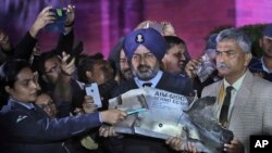 Para pejabat Kementerian Pertahanan memperlihatkan misil dari udara-ke-udara AMRAAM yang diduga ditembakkan pesawat Angkatan Udara Pakistan yang melanggar wilayah udara India, di New Delhi, India, Kamis, 28 Februari 2019. 