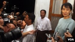 Aung San Suu Kyi berbicara kepada media setelah pertemuan dengan delegasi khusus Uni Eropa di Rangoon (22/6).