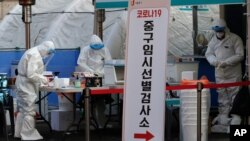 지난 24일 한국 서울의 신종 코로나바이러스 임시 진료소에서 의료진들이 검사 준비를 하고 있다.