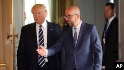 Presiden A.S. Donald Trump berbicara dengan Perdana Menteri Belgia Charles Michel sebelum pertemuan di Istana Kerajaan di Brussels, 24 Mei 2017.