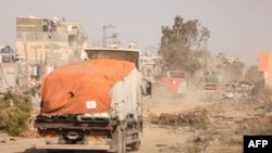 Sejumlah truk bantuan kemanusiaan memasuki Jalur Gaza hari Minggu (26/11). 