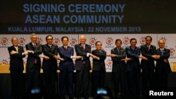 មេដឹកនាំ​អាស៊ាន កាន់ដៃគ្នា​ដើម្បី​ថតរូបបន្ទាប់​ពី​ពិធី​ចុះ​ហត្ថលេខាបង្កើត​សហគមន៍ថ្មីមួយ​គឺ​សហគមន៍​អាស៊ាន និង​ការ​ប្រកាស​ពី​អាស៊ាន​ឆ្នាំ២០២៥ នៅ​ទីក្រុង​គូឡាឡាំពួ ប្រទេសម៉ាឡេស៊ី កាលពីថ្ងៃសៅរ៍ ទី២២ ខែវិច្ឆិកា ឆ្នាំ២០១៥។