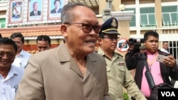 រូប​ឯកសារ៖ លោក គង់ គាំ អតីតមន្រ្តី និងជាទីប្រឹក្សាជាន់ខ្ពស់គណបក្សសង្គ្រោះជាតិ ចេញពីការឆ្លើយបំភ្លឺពាក់ព័ន្ធនឹងសំណុំរឿងរបស់លោក កឹម សុខា នៅសាលាដំបូងរាជធានីភ្នំពេញ នាថ្ងៃទី២៣ ខែមករា ឆ្នាំ២០១៩។