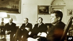 肯尼迪总统(右)1962年在华盛顿会见苏联驻美大使葛罗米柯(右二)和其他苏联官员