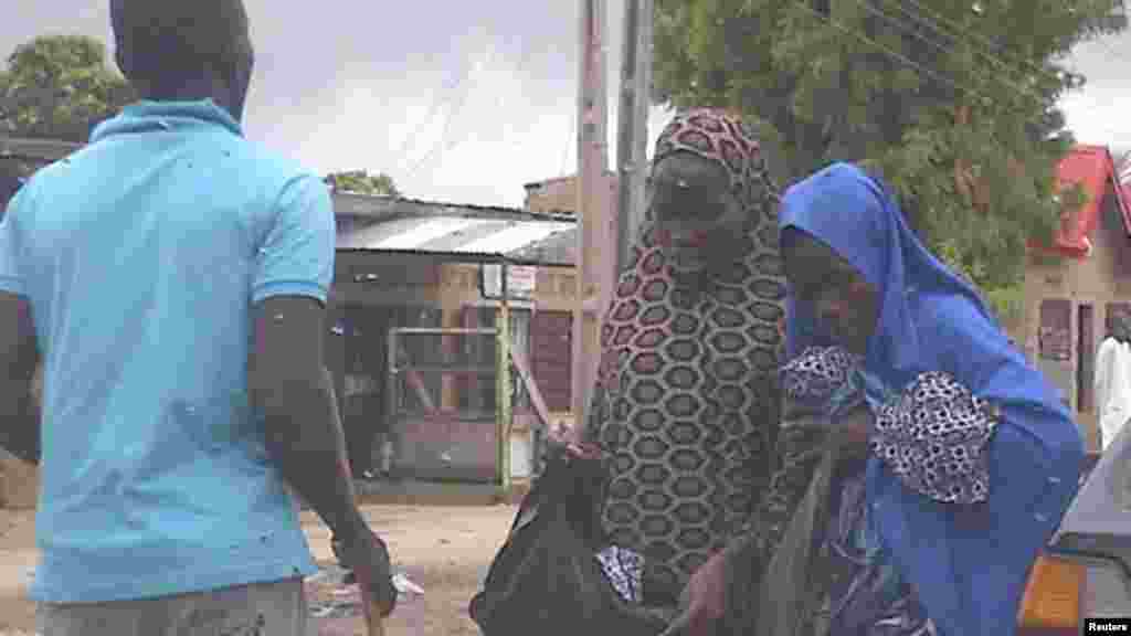 Daya daga cikin 'yan banga da aka fi sani da lakani "Fararen Hulan JTF" ana ganishi ta madubin wata mota a kauyen Mafoni Jihar Borno watan Agusta 2013.