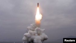 북한은 지난 2일 동해 원산만 수역에서 신형 잠수한탄도미사일(SLBM) '북극성-3형' 시험발사에 성공했다면서 사진을 공개했다.