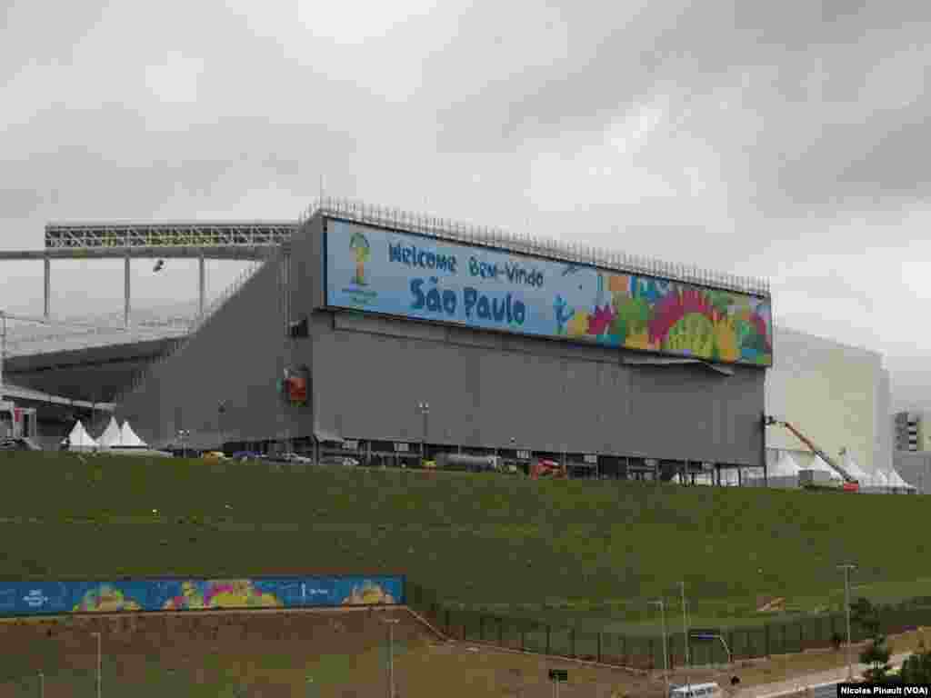 The partially complete stadium seen here just days before World Cup events begin, June 10, 2014. (VOA/Nicolas Pinault)