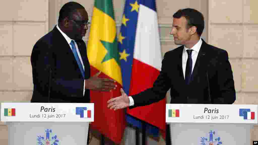 Shugaban kasar Senegal a lokacin da suke gabatar da taron manema labarai tare da takwaran aikinsa na Faransa Emmanuel Macron a fadar shugaban kasa ta Elysee. Litinin Yuni 12, 2017. (AP Photo/Francois Mori)