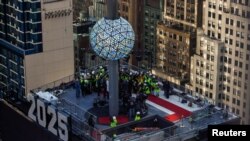 ახალი წლის შეხვედრის და ბურთის დაშვების სამზადისი ნიუ-იორკში, 31 დეკემბერი, 2024 წ. 