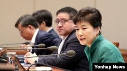 박근혜 한국 대통령이 지난달 29일 청와대에서 열린 수석비서관회의에서 북한인권법 시행 등에 관해 발언하고 있다.