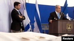 Perdana Menteri Israel Benjamin Netanyahu (kanan) berpidato jenazah para korban serangan maut di pasar swalayan Yahudi di Perancis, dalam upacara pemakaman di Yerusalem (13/1). (Reuters/Jim Hollander)