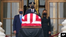 Presiden AS Donald Trump dan ibu negara Melania Trump memberikan penghormatan kepada mendiang Hakim Agung Ruth Bader Ginsburg di gedung Mahkamah Agung AS, Kamis (24/9). 