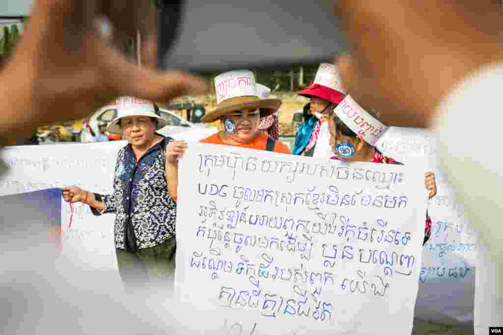 អង្គការ​សង្គម​ស៊ីវិល​ ​ក្រុម​សហជីព និង​សកម្មជន និងប្រជាពលរដ្ឋ​នានា​ ចូលរួម​ប្រារព្ធទិវាសិទ្ធិមនុស្សអន្តរ​ជាតិ១០ធ្នូ ​លើក​ទី៧០, នាទីលាន​ប្រជាធិបតេយ្យ​, នៅរាជធានីភ្នំពេញ​,​ នៅថ្ងៃទី​១០ ខែធ្នូ ឆ្នាំ​២០១៨។ (អូន​ ឆេង​ប៉រ​​​/ VOA)