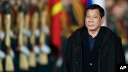 លោក​ប្រធានាធិបតី Rodrigo Duterte ពិនិត្យ​មើល​ទាហាន​កិត្តិយស​នៅ​ពេល​លោក​អញ្ជើញ​ទៅ​ដល់​ព្រលាន​យន្តហោះ Vnukovo II នៅ​ខាង​ក្រៅ​ក្រុង​មូស្គូ ប្រទេស​រុស្ស៊ី កាលពី​ថ្ងៃទី២២ ខែឧសភា ឆ្នាំ២០១៧។