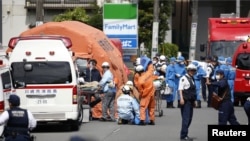 Para petugas penyelamat dan kepolisian berada di lokasi penikaman. Sedikitnya 2 orang tewas dan 17 siswi cedera setelah ditikam oleh seorang pria di Kawasaki, Jepang, Selasa, 28 Mei 2019. (Foto: Kyodo via Reuters)