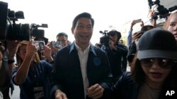 (กลาง) ปานปรีย์ พหิทธานุกร รัฐมนตรีว่าการกระทรวงการต่างประเทศ ขณะเยือนสะพานมิตรภาพไทย-เมียนมาแห่งที่ 1 ที่ อ.แม่สอด จ.ตาก วันที่ 12 เมษายน 2024 (ที่มา: AP)