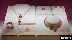 Beberapa koleksi yang dijual di toko perhiasan "Pandora" di kota Roma, Italia (foto: dok). 