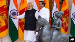 PM India Narendra Modi (kiri) dan Presiden baru Sri Lanka Maithripala Sirisena sebelum pembicaraan di New Delhi, Senin (16/2). 