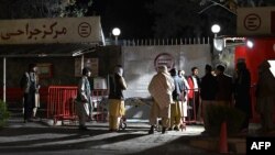 شماری از بستگان زخمی شدگان انفجار اخیر کابل که در برابر شفاخانه ایمرجنسی جمع شده اند، هفتم نومبر ۲۰۲۳