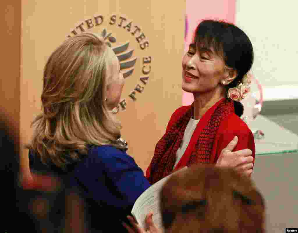 U.S. Secretary of State Hillary Clinton (L) introduces Burma's opposition leader Aung San Suu Kyi to speak at the United States Institute of Peace in Washington, D.C., September 18, 2012. 