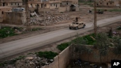 Vozilo "hamvi" vozi kroz selo koje su od militanata Islamske države nedavno zauzeli borci Sirijskih demokratskih snaga, koje uživaju podršku SAD, u blizini Boguza, Sirija, 17. februara 2019.