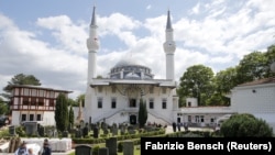 La mosquée Sehitlik-Moschee après les prières du vendredi au Ramadan à Berlin, en Allemagne, le 10 juillet 2015.