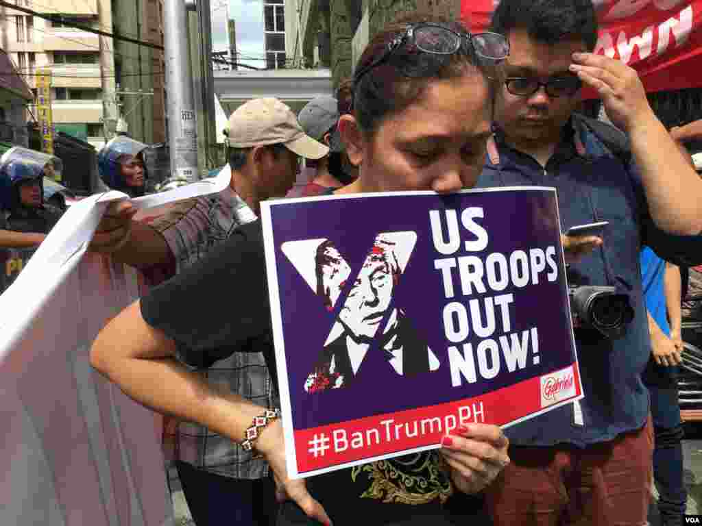 &nbsp;ពលរដ្ឋ​ហ្វីលីពីន​ធ្វើ​បាតុកម្ម​នៅ​មុខ​ស្ថានទូត​ស.រ.អា.​នៅរដ្ឋធានី​ម៉ានីល ប្រឆាំង​នឹង​ទស្សនកិច្ច​លើកទីមួយ​របស់​លោក​ប្រធានាធិបតី​​ស.រ.អា.​ Donald Trump មក​កាន់​ប្រទេស​ហ្វីលីពីន​ដើម្បី​ចូលរួម​ក្នុងកិច្ច​ប្រជុំកំពូល​អាស៊ាន​លើក​ទី​៣១និង​កិច្ច​ប្រជុំ​អាស៊ាន​អាមេរិក កាលពីថ្ងៃទី​១០ វិច្ឆិកា ២០១៧ ​ពីរ​​ថ្ងៃមុន​នឹង​ការ​មកដល់​របស់​លោក។