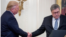 Presidenti Donald Trump duke shtrënguar duart me kreun e Departamentit të Drejtësisë, Prokurorin e Përgjithshëm William Barr