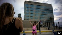 Quelques personnes prennent des photos devant l’ambassade américaine a Havane, Cuba, 11 août 2015.