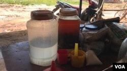 រូប​ឯកសារ៖ ស្រាសនិងស្រាថ្នាំ ដែលត្រូវបានដាក់លក់នៅតូបមួយក្នុងភូមិដំណាក់អំពិល ខេត្តពោធិ៍សាត់។ (ស៊ុន ណារិន/VOA Khmer)