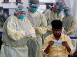 Petugas medis bersiap melakukan swab hidung pada pekerja migran di asrama, di tengah wabah COVID-19 di Singapura, 15 Mei 2020. (Foto: Reuters)
